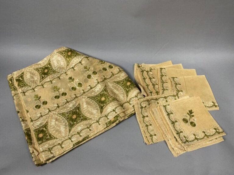 Grande nappe en organdi chatain à décor brodé de motifs floraux stylisés vert,…