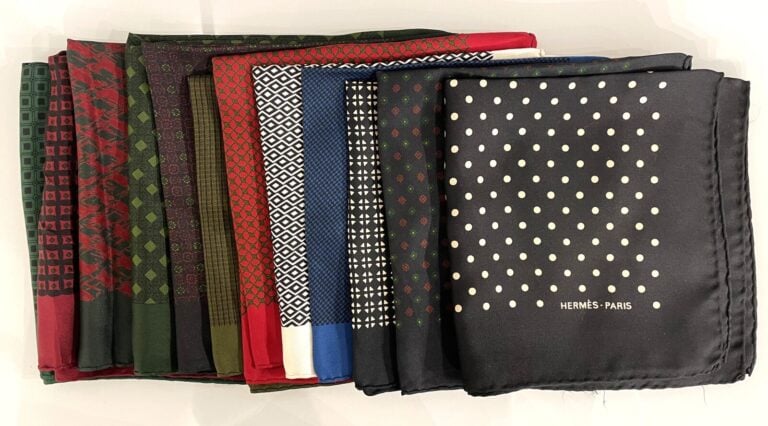 HERMES, lot de 13 pochettes en soie - Divers motifs et couleurs - En l'état