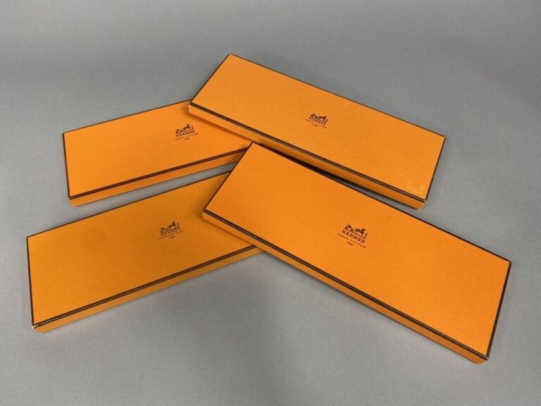 HERMES Paris - Lot de 4 cravates en soie à décor imprimé de motifs de boucles d…