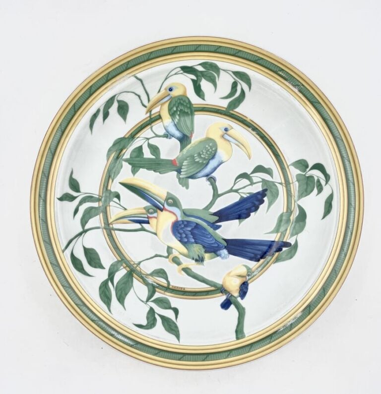 HERMES - Partie de SERVICE DE TABLE, modèle "toucan" comprenant 8 petites assie…