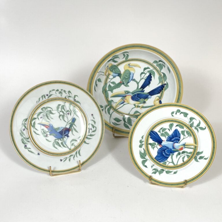 HERMES - Partie de SERVICE DE TABLE, modèle "toucan" comprenant 8 petites assie…