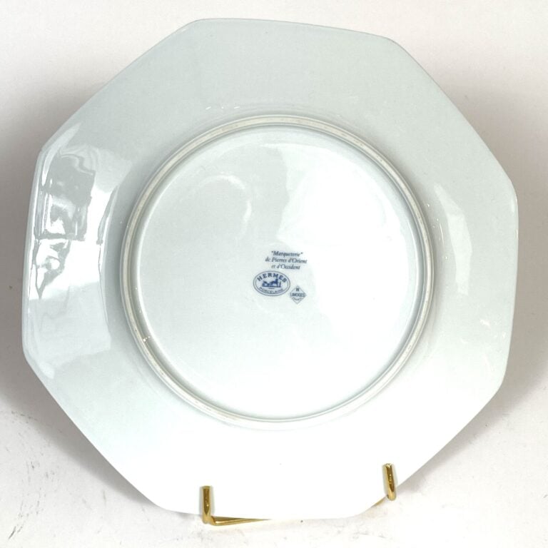 HERMES - Série de 26 ASSIETTES à bordure octogonale en porcelaine de Limoges ém…