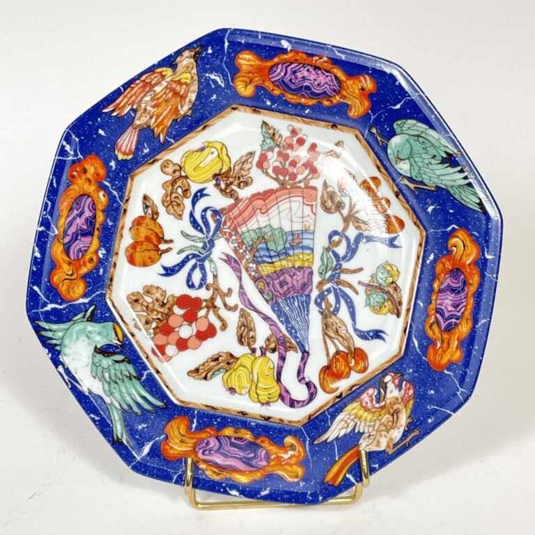 HERMES - Série de 26 ASSIETTES à bordure octogonale en porcelaine de Limoges ém…