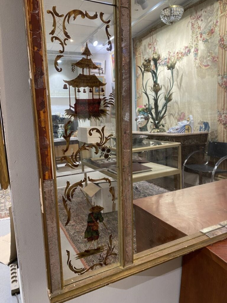 Important miroir à parcloses, à décor de frises de feuilles en verre églomisé d…