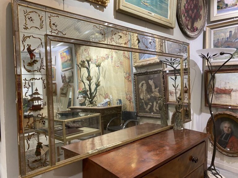 Important miroir à parcloses, à décor de frises de feuilles en verre églomisé d…