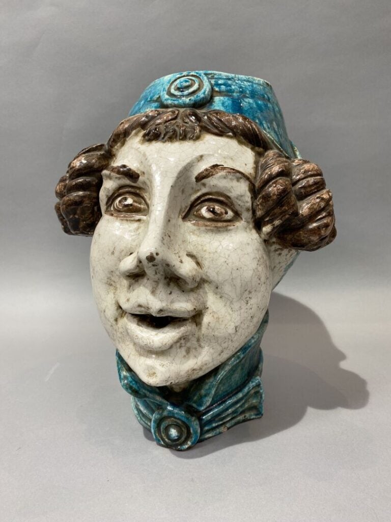 Important vase en faïence émaillée figurant une tête d'un homme portant une coi…