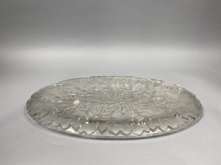 LALIQUE France - Important plat de forme oblongue "feuilles de chêne" en verre…