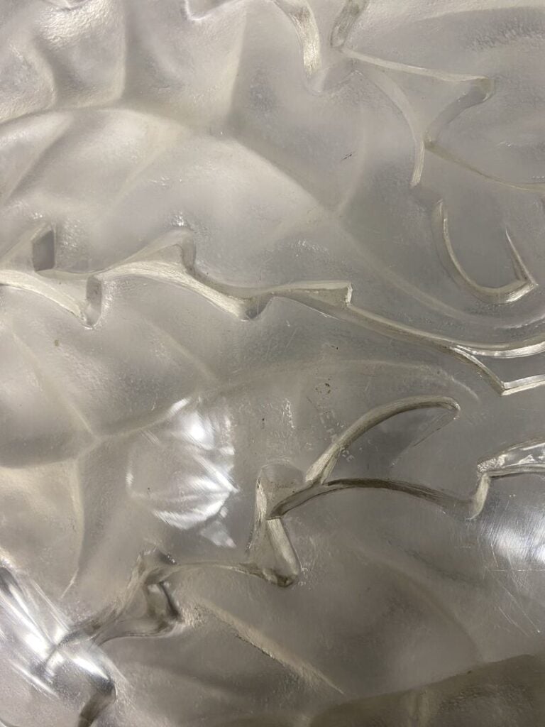 LALIQUE France - Important plat de forme oblongue "feuilles de chêne" en verre…