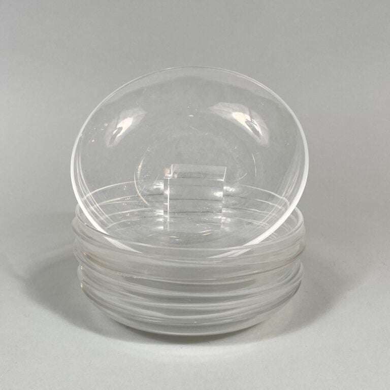 LALIQUE. - Série de 8 ASSIETTES à pain en cristal. - signées - Diamètre : 14 cm…