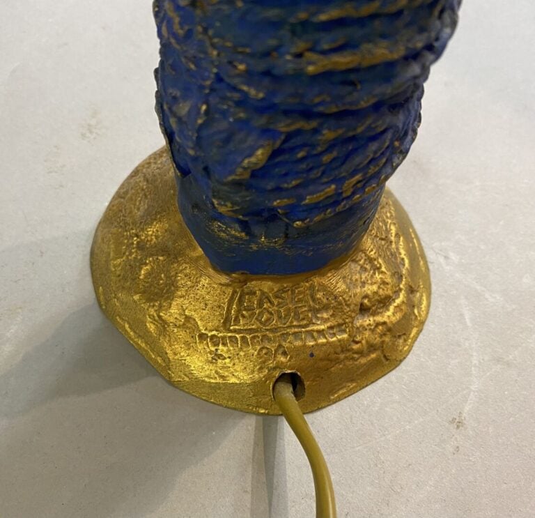 Lampe décorative en bronze martelé, le fût à décor imitant la corde dans les to…