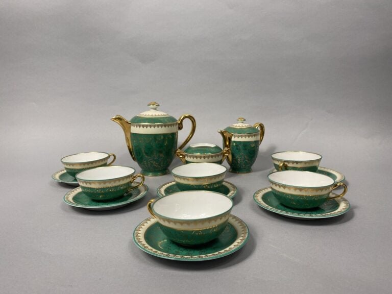 LIMOGES - Service à café en porcelaine à fond vert et à décor doré comprenant u…