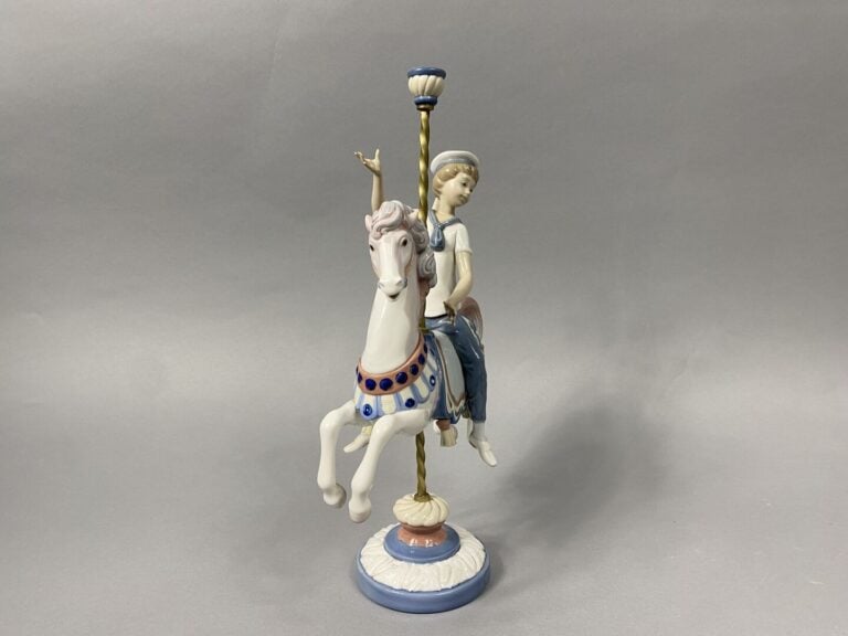 LLADRO - Groupe en porcelaine émaillée polychrome représentant un garçon sur un…