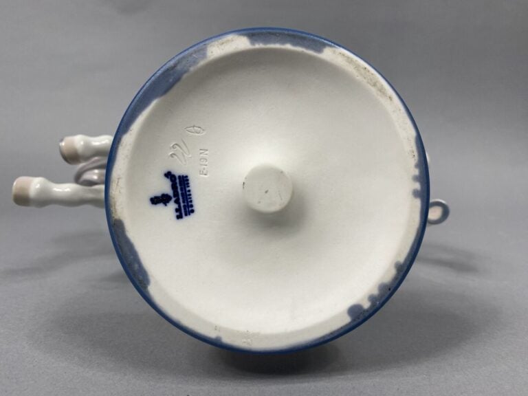 LLADRO - Groupe en porcelaine émaillée polychrome représentant un garçon sur un…