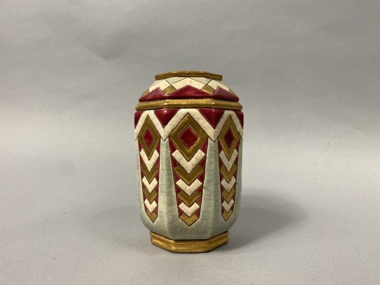 LONGWY - Vase à section hexagonale en faïenceà décor émaillé rouge, beige et do…