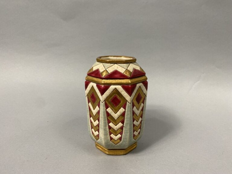 LONGWY - Vase à section hexagonale en faïenceà décor émaillé rouge, beige et do…