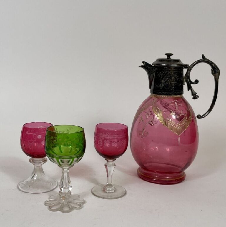 Lot comprenant : - - 1 pichet teinté rose (Hauteur : 24 cm) - - 4 VERRES en cri…