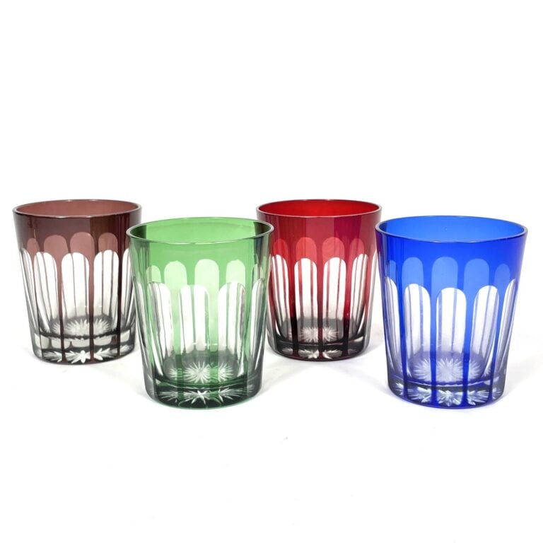 LOT de 34 GOBELETS en verre teinté à pans de couleur bleue, verte, marron ou ro…