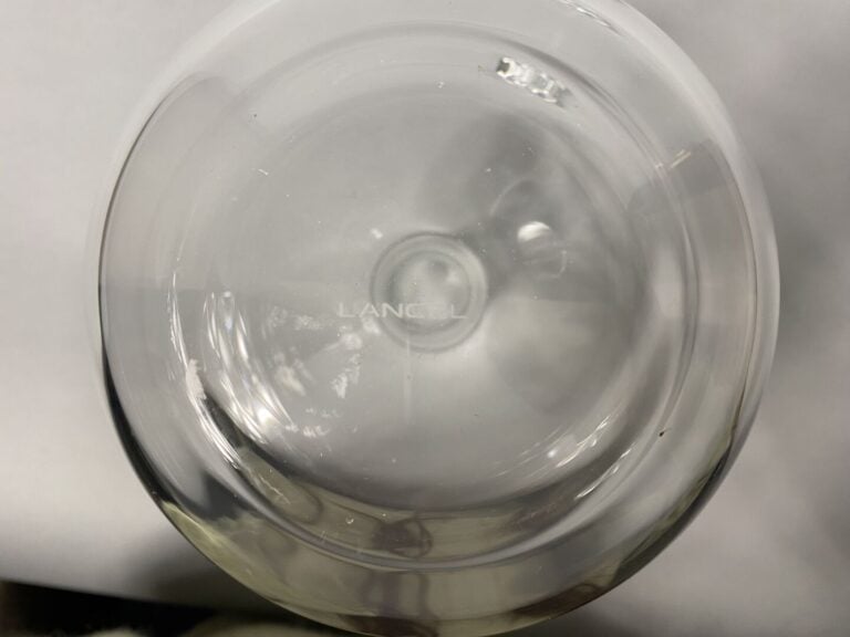 Lot de 4 carafes dont BACCARAT, LANCEL, SEVRES - H (la plus grande) : 30.5 cm
