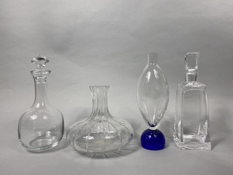 Lot de 4 carafes dont BACCARAT, LANCEL, SEVRES - H (la plus grande) : 30.5 cm