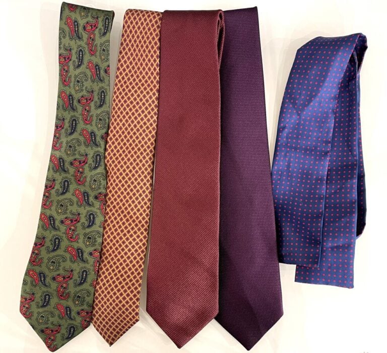 Lot de 4 cravates en soie de marques diverses dont Charvet et Alain Figaret - D…