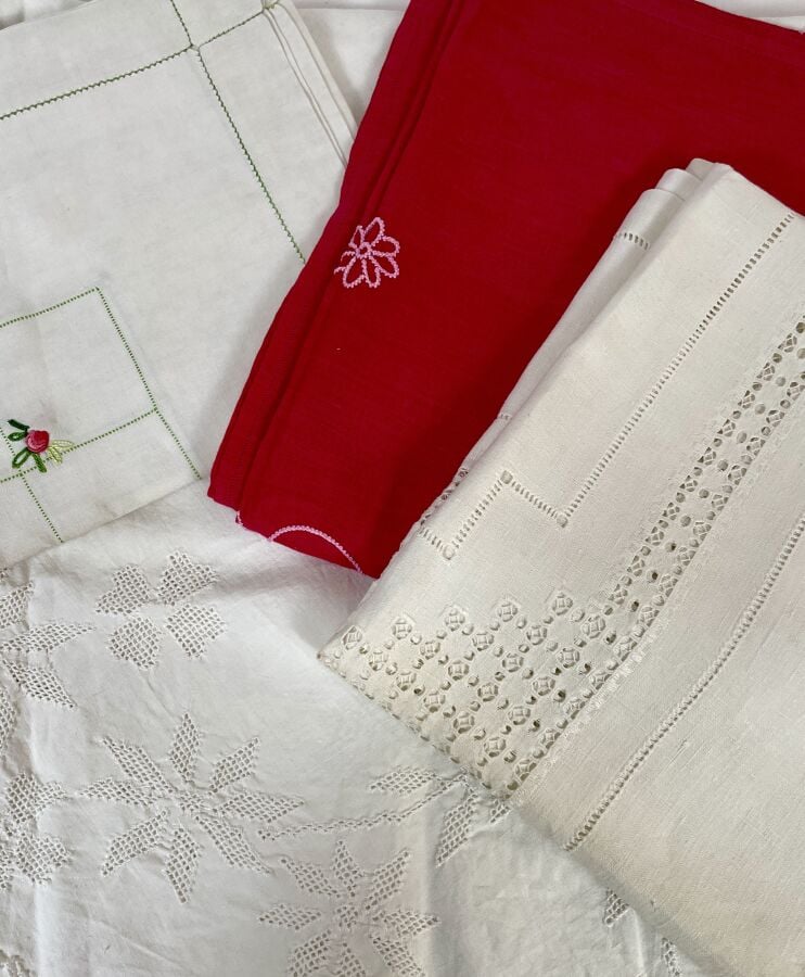 Lot de 4 NAPPES : - - Nappe à thé brodée à motif de boutons de roses (108 x 136…