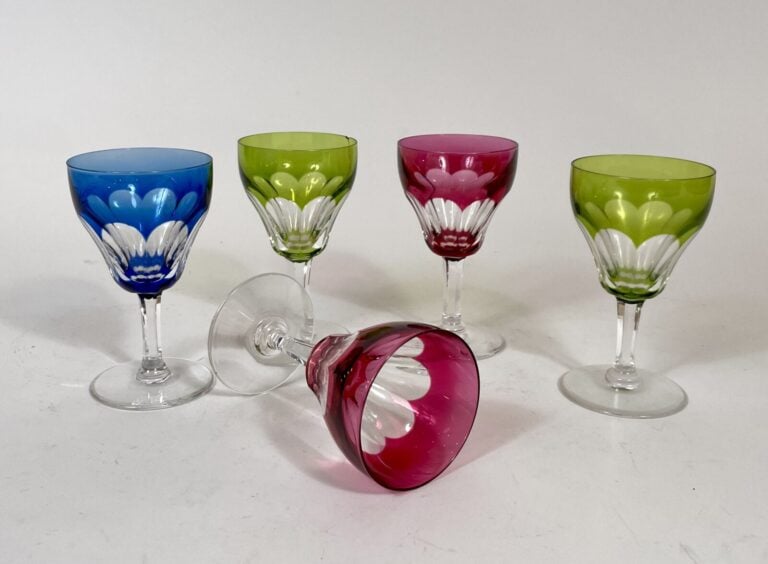 Lot de 6 VERRES A VIN DU RHIN de couleurs en cristal gravé - On joint 6 VERRES…