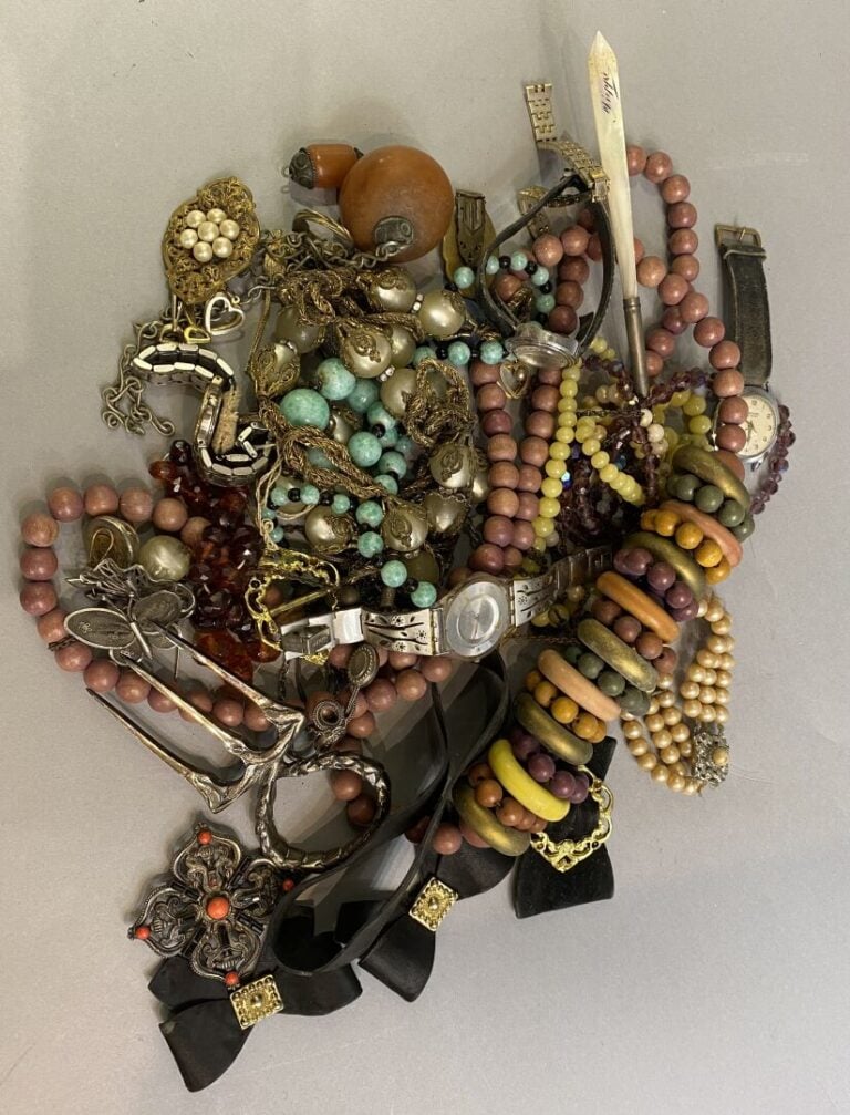 Lot de bijoux fantaisie comprenant colliers, montres, ... - (en l'état)
