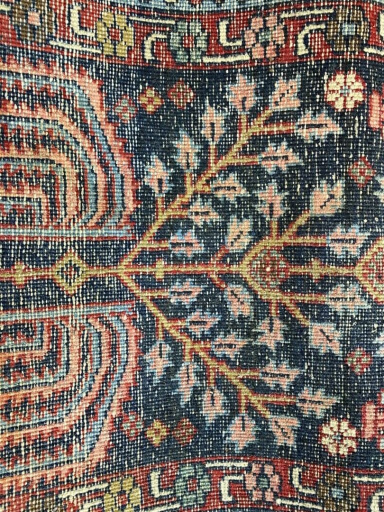 Lot de deux tapis dont l'un de couloir à décor de motifs géométriques dans les…