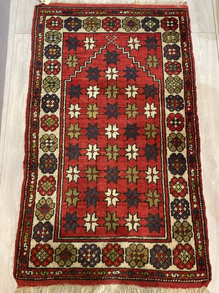 Lot de deux tapis dont l'un de couloir à décor de motifs géométriques dans les…