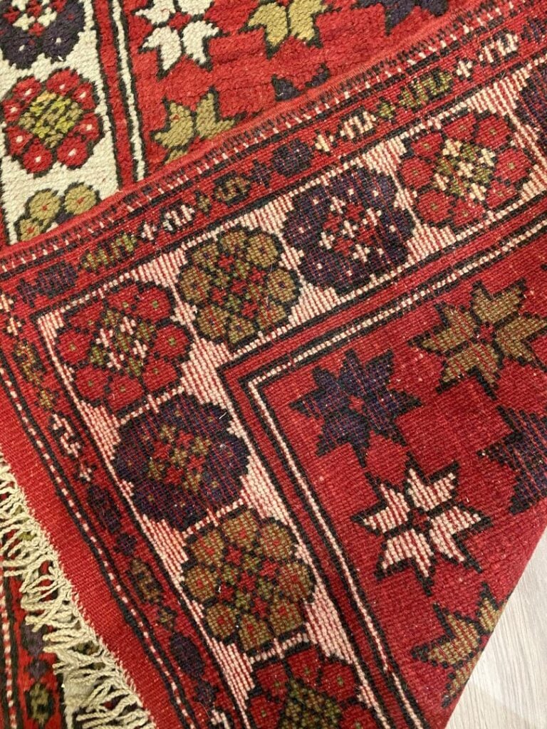 Lot de deux tapis dont l'un de couloir à décor de motifs géométriques dans les…