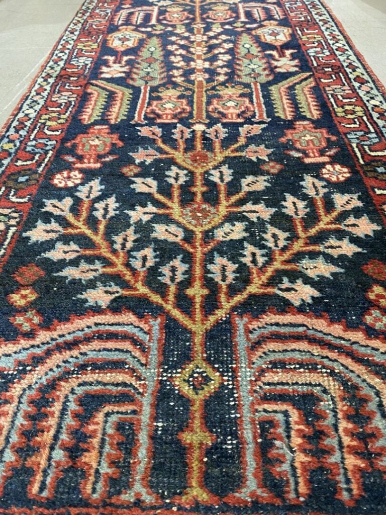 Lot de deux tapis dont l'un de couloir à décor de motifs géométriques dans les…