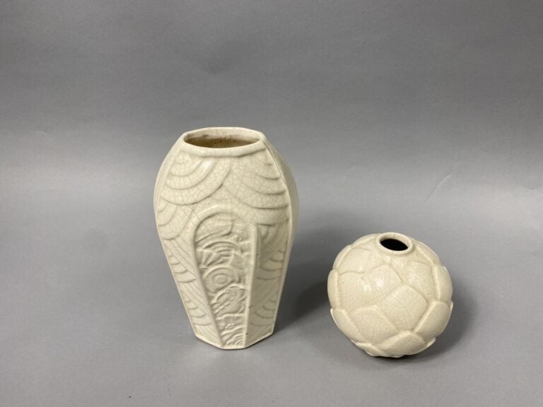 Lot de deux vases de forme ovoïde en céramique émaillée craquelée blanc à décor…