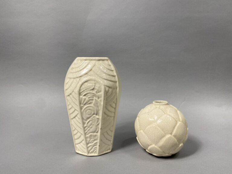 Lot de deux vases de forme ovoïde en céramique émaillée craquelée blanc à décor…