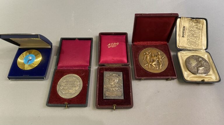 Lot de médailles comprenant : - - Médaille en bronze Crédit du Nord "Calixte ro…