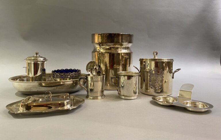 Lot de métal argenté divers : beurrier, sucrier, etc