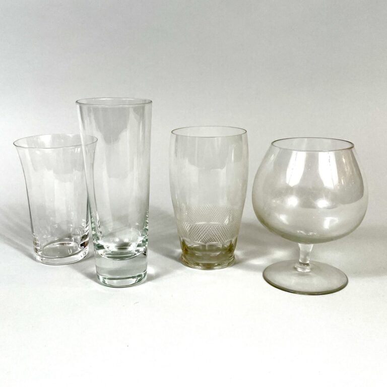 Lot de VERRES divers comprenant 8 GOBELETS de forme tonneau en cristal, 6 VERRE…