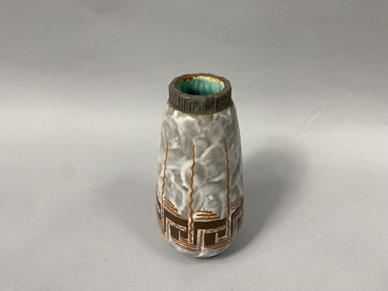 Louis DAGE (1885-1963) - Vase en grès émaillée dans les tons marron et orange à…