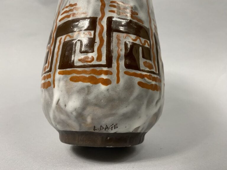 Louis DAGE (1885-1963) - Vase en grès émaillée dans les tons marron et orange à…