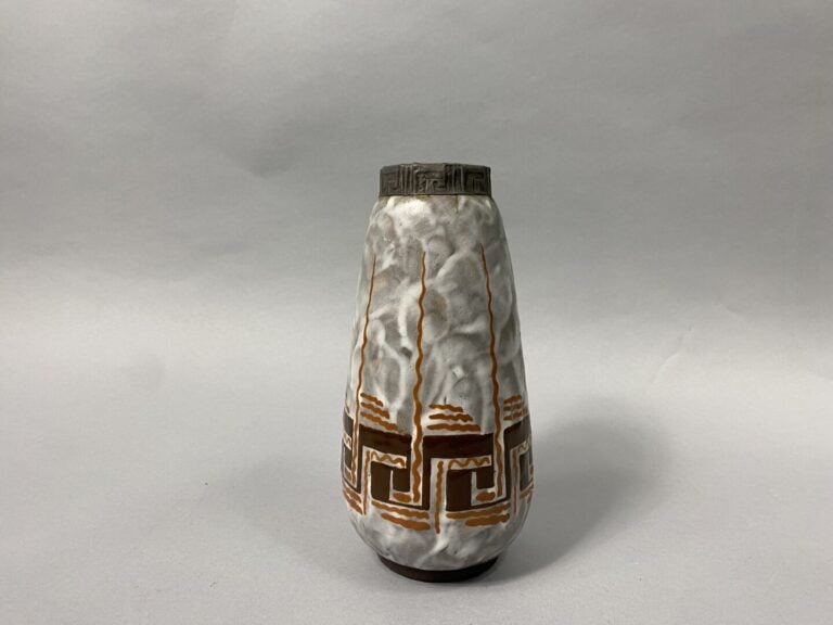 Louis DAGE (1885-1963) - Vase en grès émaillée dans les tons marron et orange à…