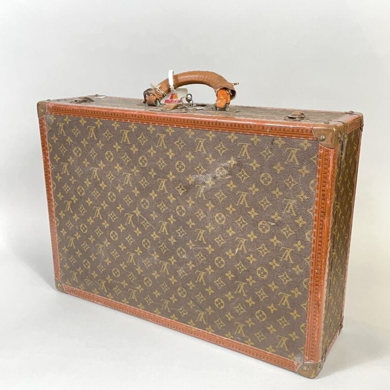 Louis VUITTON - Valise rigide 46 x 69 x 22 cm (en état d'usage)