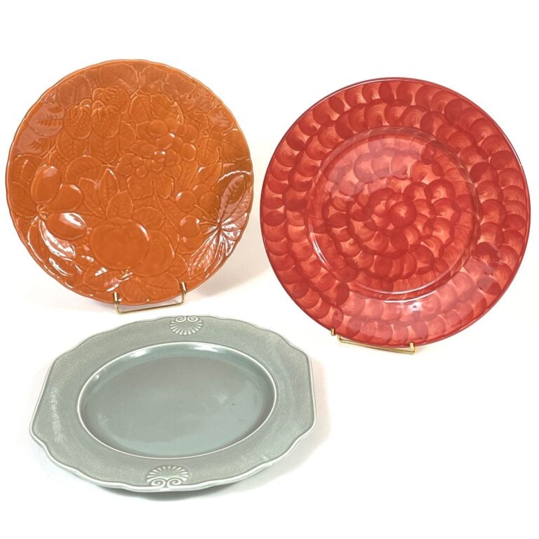 LUNEVILLE - Ensemble de 16 ASSIETTES en faïence émaillée vert pâle à motifs flo…