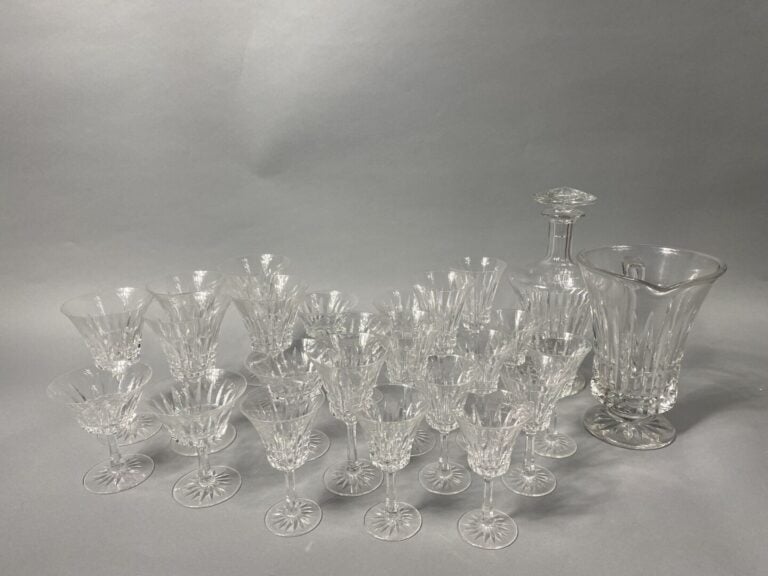 Mannette comprenant un ensemble de verres en cristal taillé dont verres à vin,…