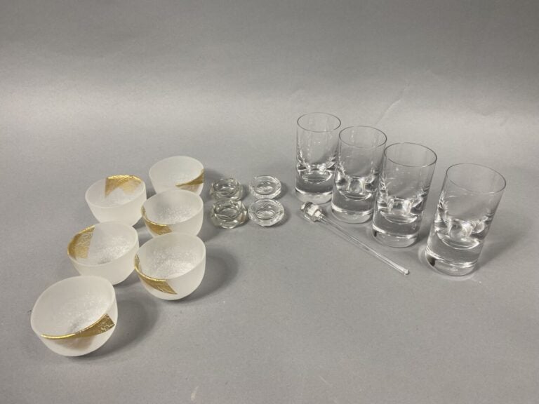 Mannette comprenant un ensemble de verres en cristal taillé dont verres à vin,…