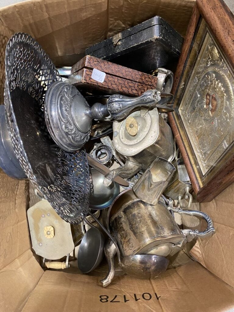 Mannette de métal argenté comprends des cuillères, fourchettes, coupe ajourée,…