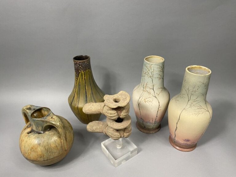 Mannette de vases en faïence et grès émaillés comprenant une paire de vases bal…