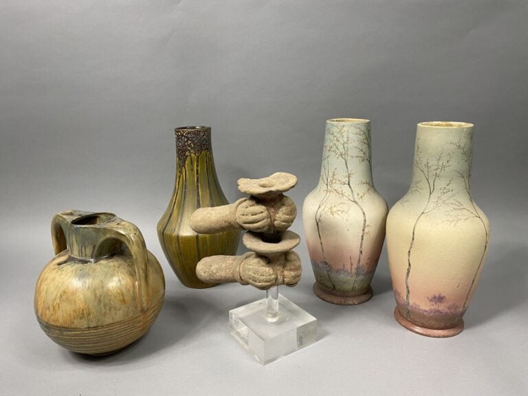 Mannette de vases en faïence et grès émaillés comprenant une paire de vases bal…