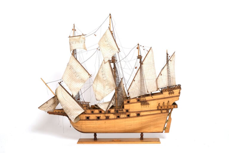 Maquette de caravelle en bois verni, tissu et corde - Travail du XXe siècle - 7…