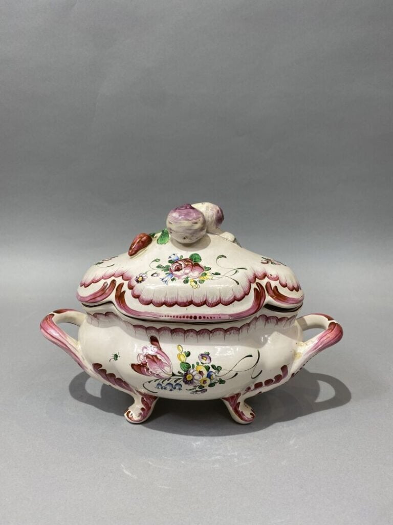 Marseille - Soupière en faïence émaillée, de forme rocaille, à décor de brancha…