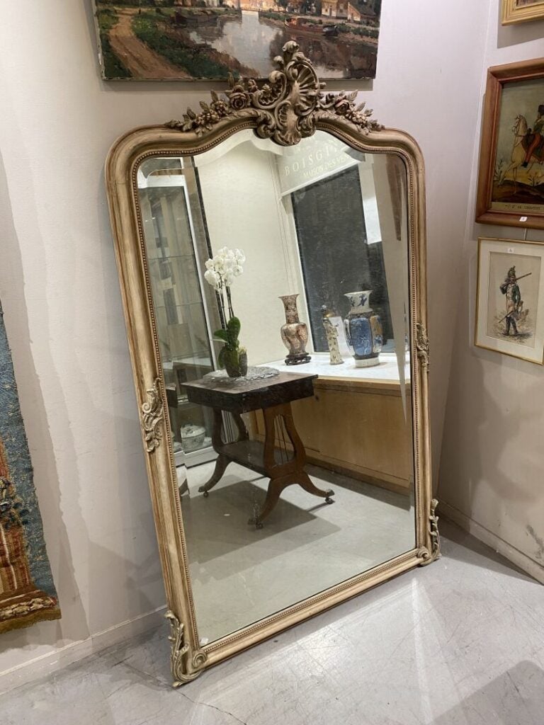 Miroir en bois peint blanc à décor à la coquille, appliques de feuillages et fr…