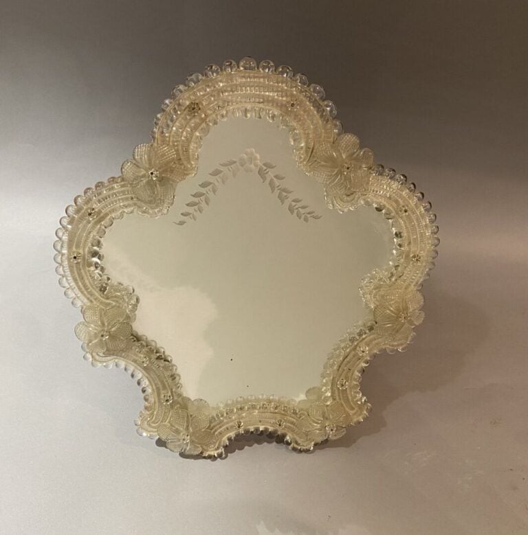 Miroir polylobé en verre gravé à décor de fleurettes appliquées dans le style M…